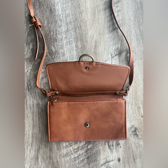 Universal Thread Crossbody - Picture 11 of 12